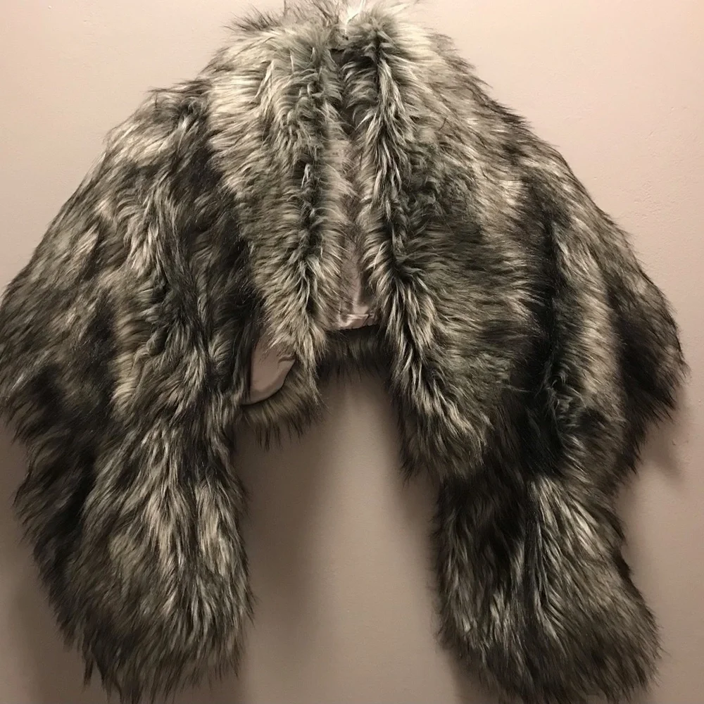 Gorgeous gray faux fur wrap. - Picture 1 of 5